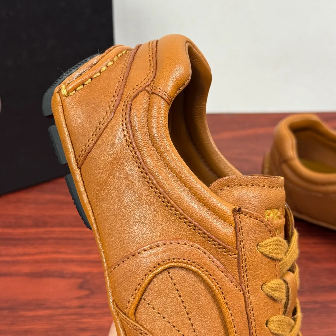 Batch 780 Prada/Prada Montecarlo Re-Edition 2005 Nappa sheepskin/nubuck leather sneakers, men's men's men's shoes for easy shipping! Featuring an antique finish, these sneakers combine style and comfort in a sophisticated and innovative design. The silhouette inspired by driving shoes is soft and flexible, and the deconstructed sole gives it a lightweight look and smooth aesthetic. Prominent top stitching enhances the sporty soul of this hybrid sneaker. It is paired with a lightweight and flexible rubber sole, a visible convex sole pattern embellishment, and a wrapped insole. The whole package! Size: 39-40-41-42-43-44 Leather shoe size Item number: 4E1165 Sheepskin Brown